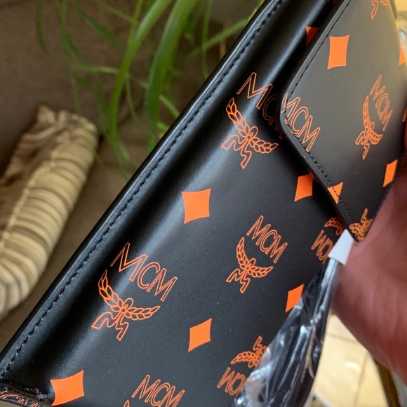 UNISEX🔥Authentic MCM Leather VISETOS logo print phone/card lanyard /Cros… - Picture 12 of 14